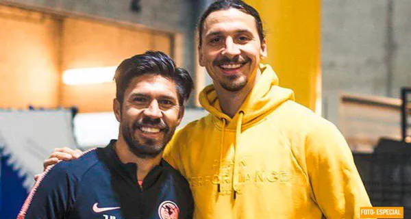 Zlatan se toma una fotografía con Oribe Peralta (Fuente: América)
