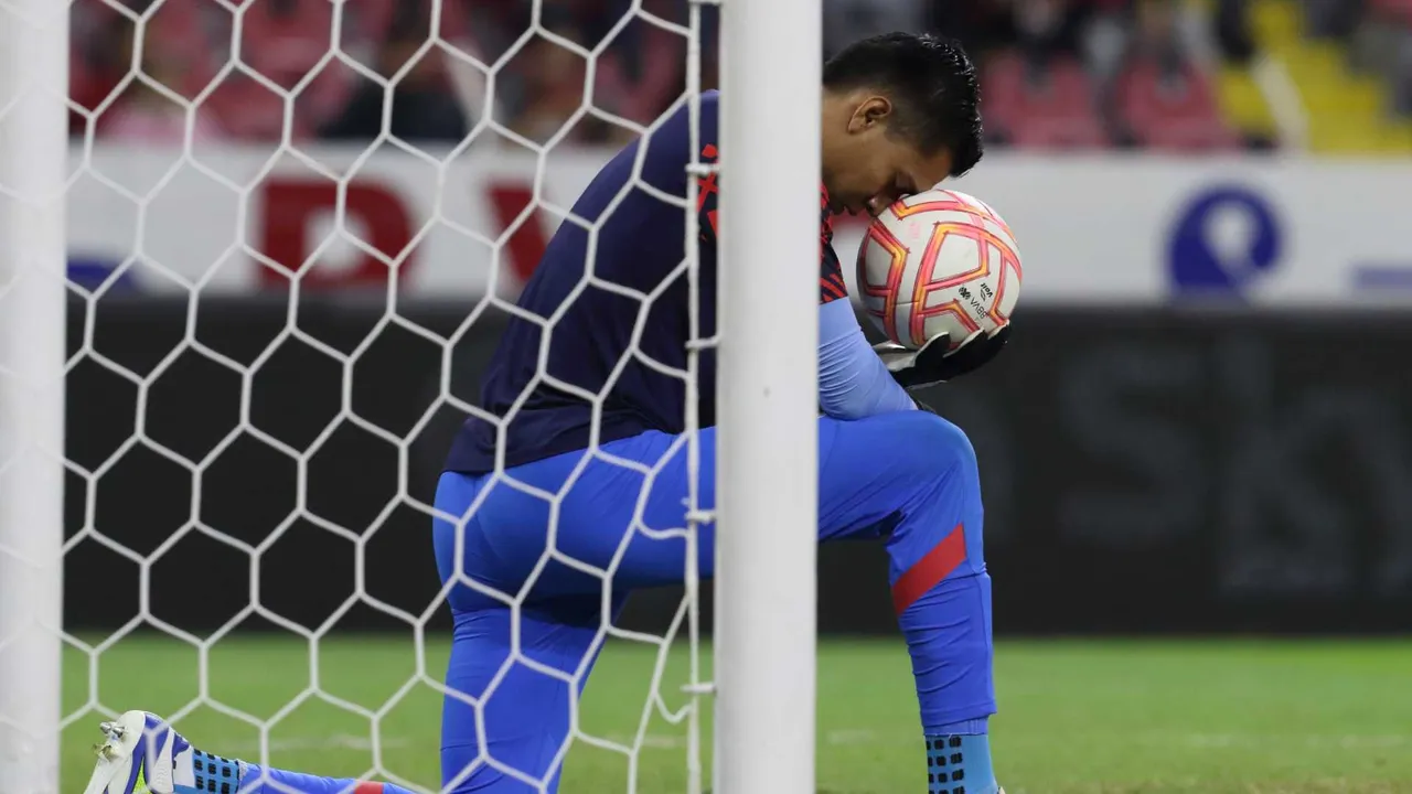 El portero que levantó la mano para llegar a Chivas y enviar a la banca ...