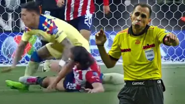 Fuerte entrada de Fernando González sobre Brian Rodríguez en el Chivas vs. América / Foto: Claro Sports