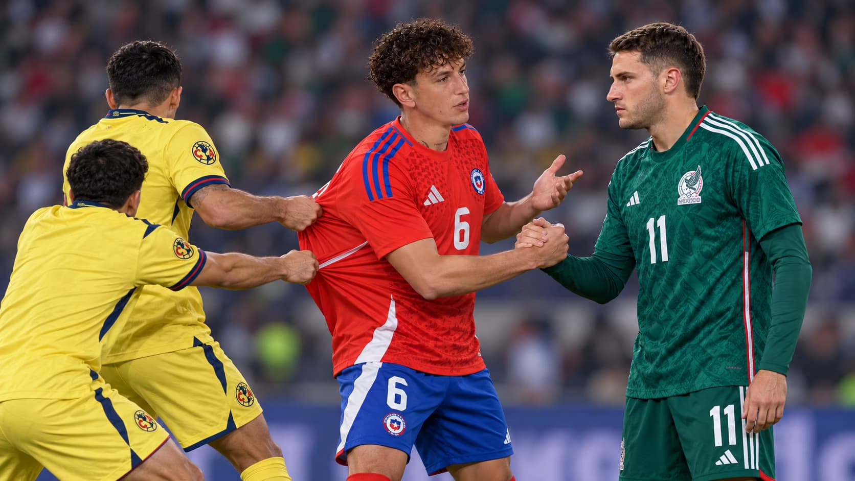 Igor Lichnovsky y Santiago Giménez mantienen una estrecha amistad desde su etapa en Cruz Azul, fortalecida por sus creencias religiosas.