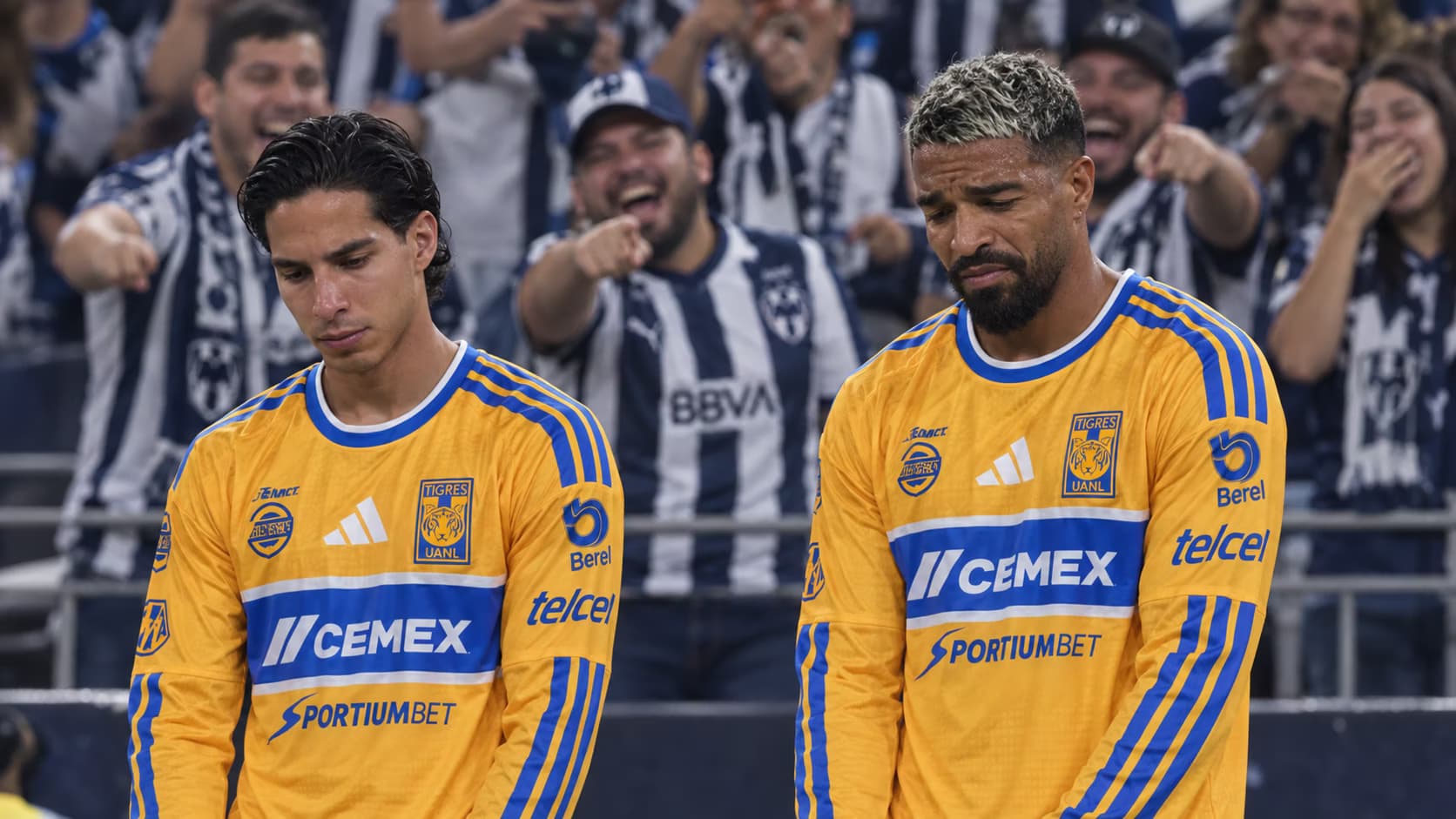 La Adicción recordó el descenso de Tigres de 1996 durante el Clásico Regio 143 y dirigió el cántico hacia el equipo felino y Víctor Manuel Vucetich.