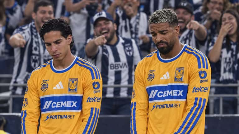 Afición de Rayados se burla de Tigres en pleno Clásico Regio