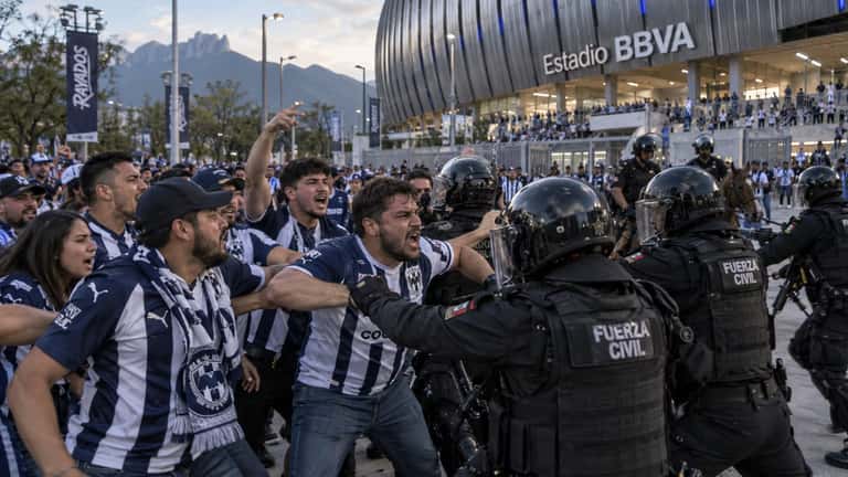 Afición de Rayados causa desmanes en el Clásico Regio en medio de la llegada del bus de Monterrey