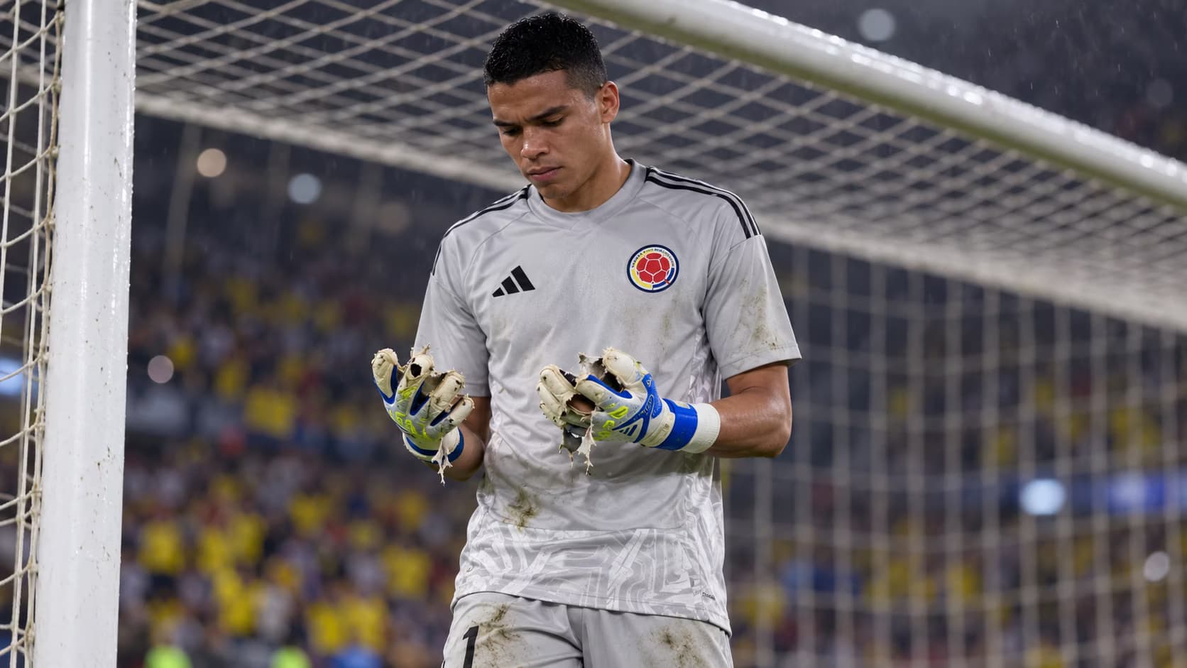 Kevin Mier trabaja con Colombia antes del amistoso contra México mientras pelea por un lugar en la portería de Néstor Lorenzo.