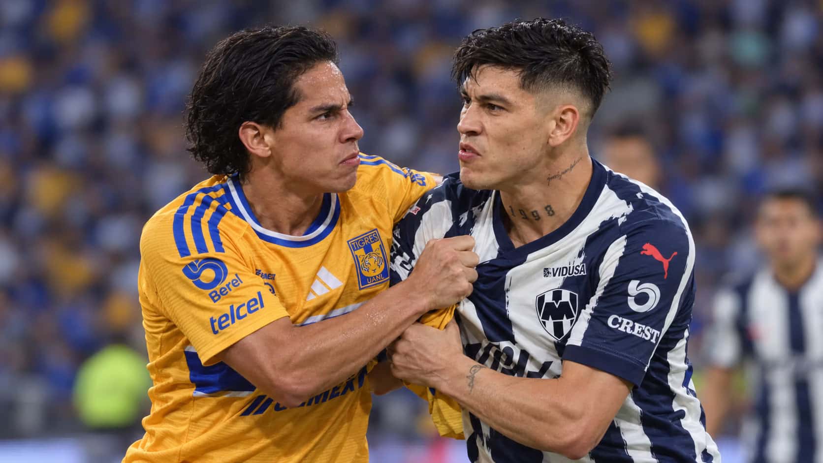 Diego Lainez y Gerardo Arteaga fueron expulsados después del silbatazo final por un conato de bronca entre jugadores de Tigres y Rayados.