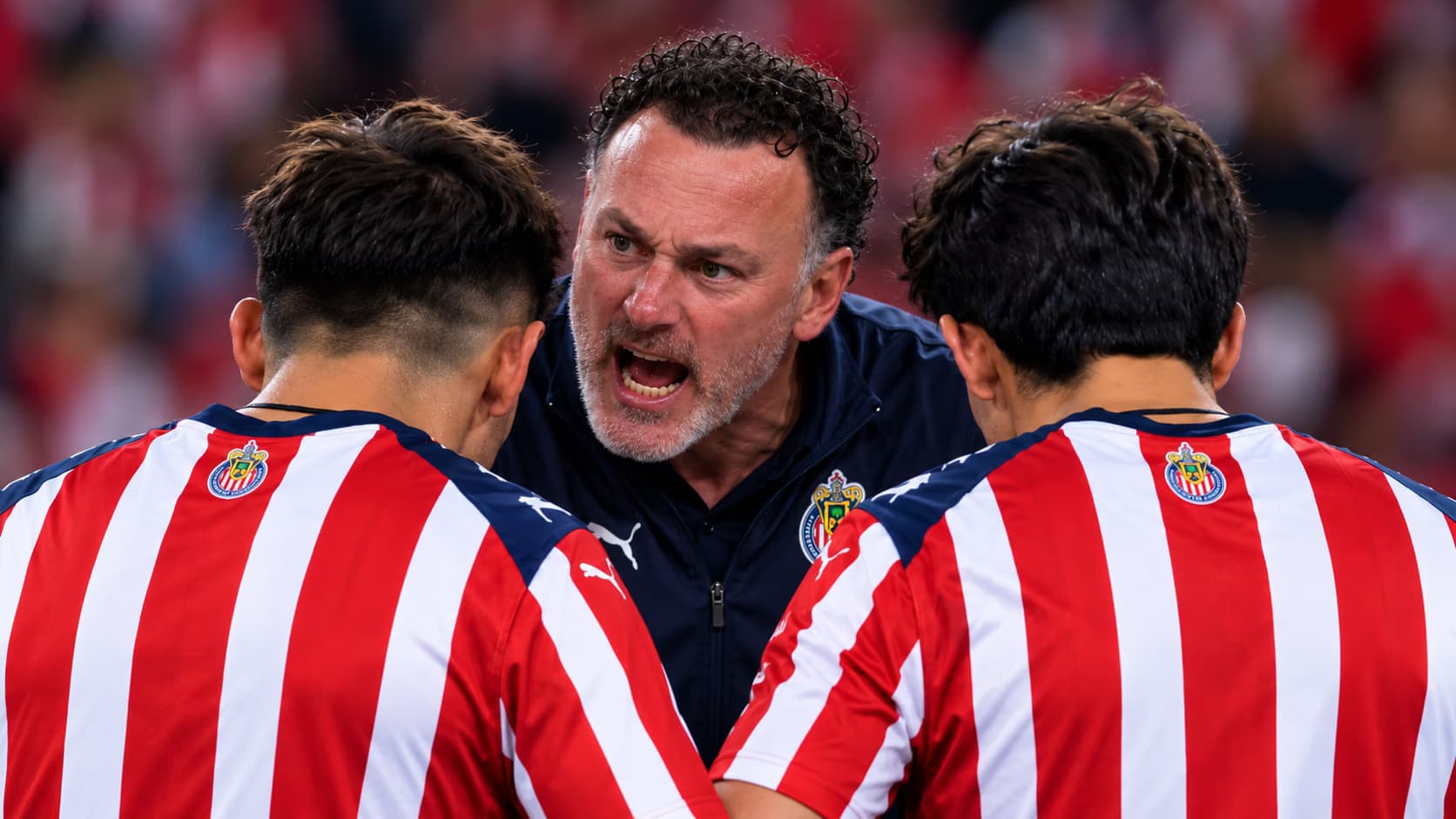 Leonel Calderón y Carlos Hernández recibieron minutos ante Atlas en una noche complicada para la defensa de Chivas.