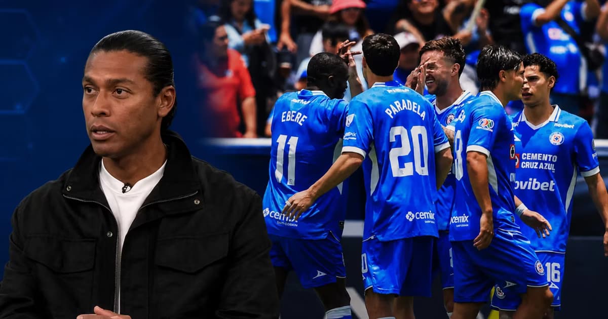 Joel Huiqui y jugadores de Cruz Azul.
