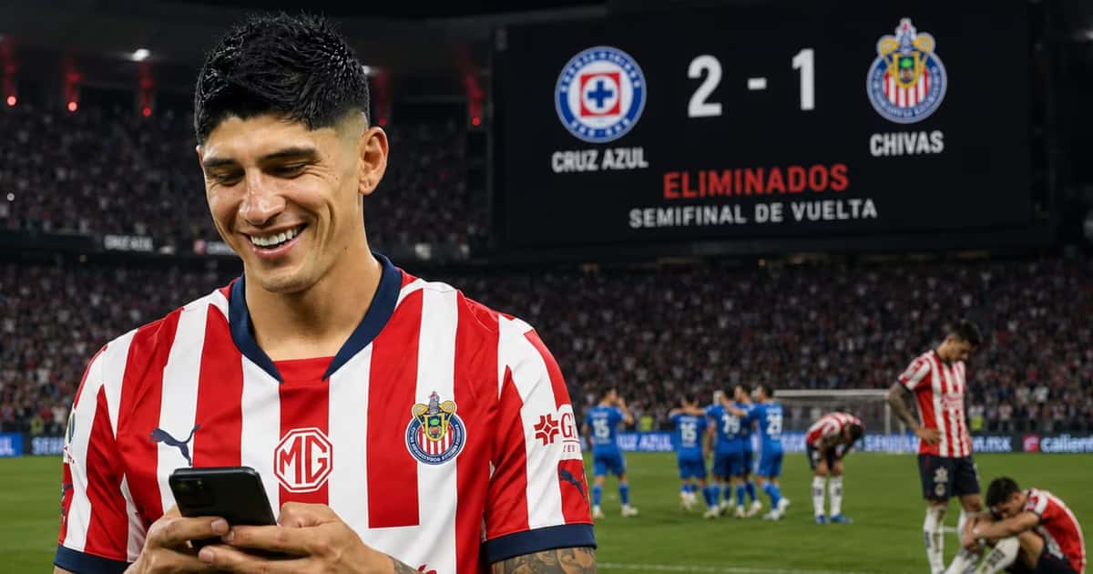 Alan Pulido riendo y escribiendo en su celular.