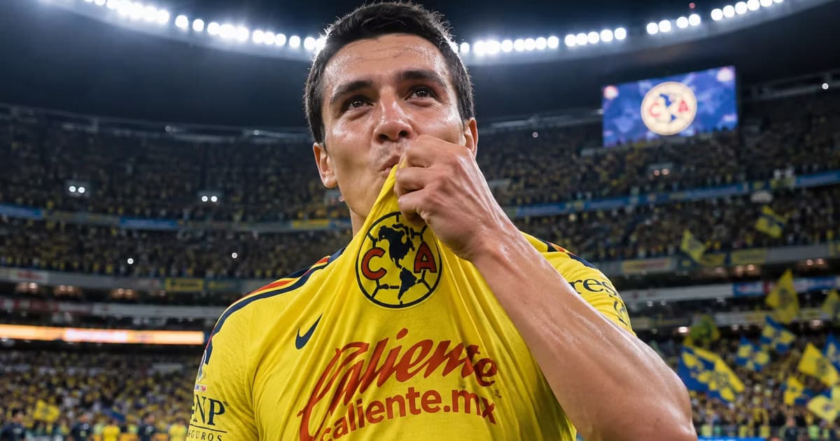 Alejandro Cardenas besando el escudo del Club América en el estadio Azteca