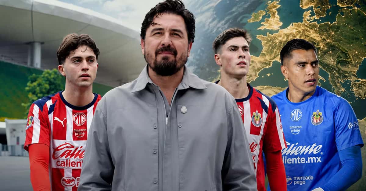 Amaury Vergara y jugadores de Chivas detrás.