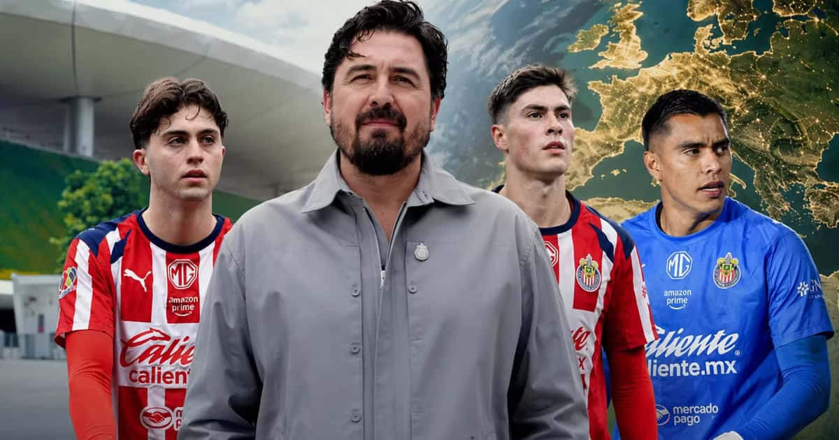 Amaury Vergara y jugadores de Chivas detrás.