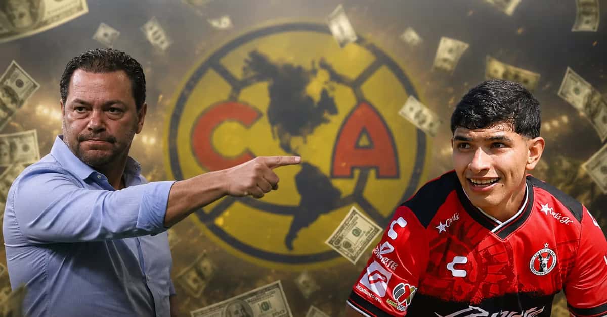 Santiago Baños apuntando a Kevin Castañeda.