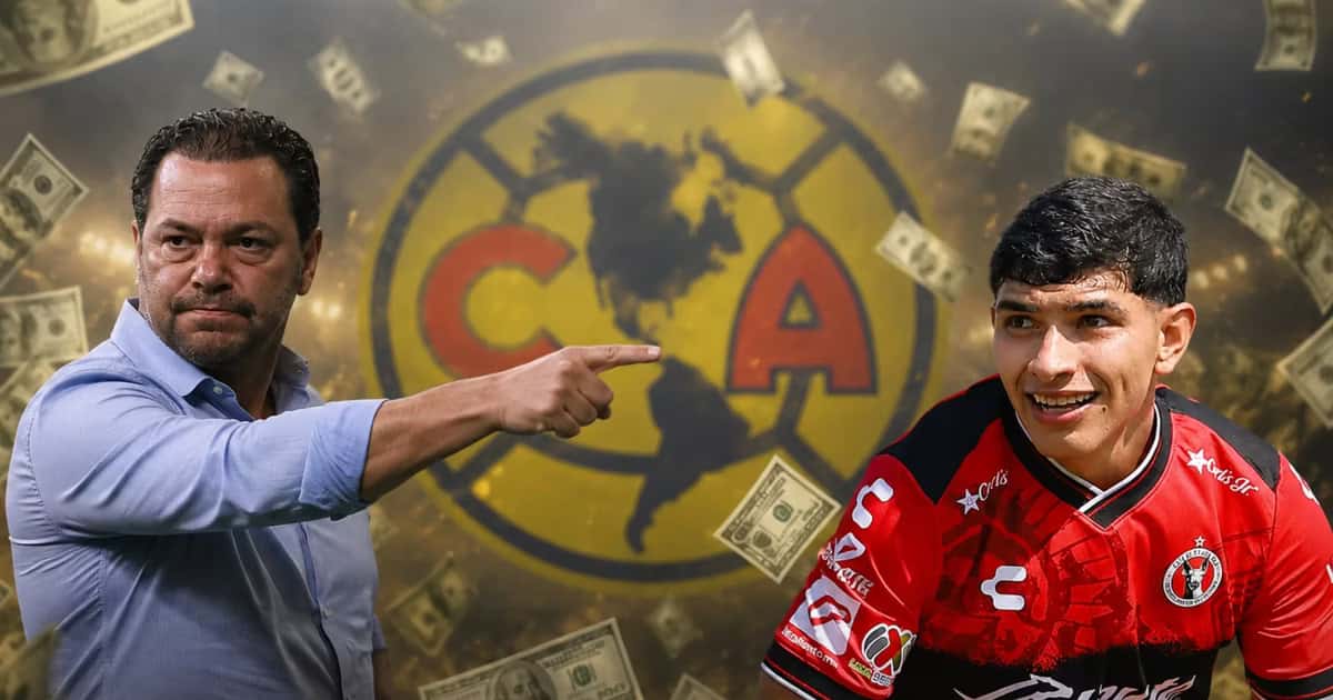Santiago Baños apuntando a Kevin Castañeda.