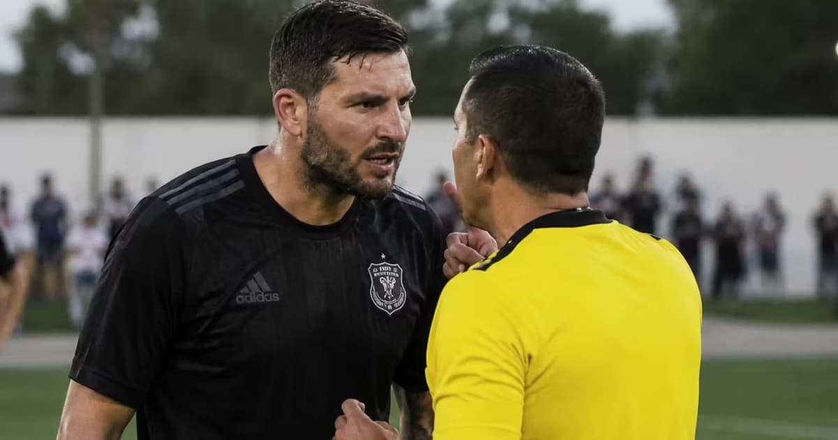 André Pierre Gignac y árbitro.