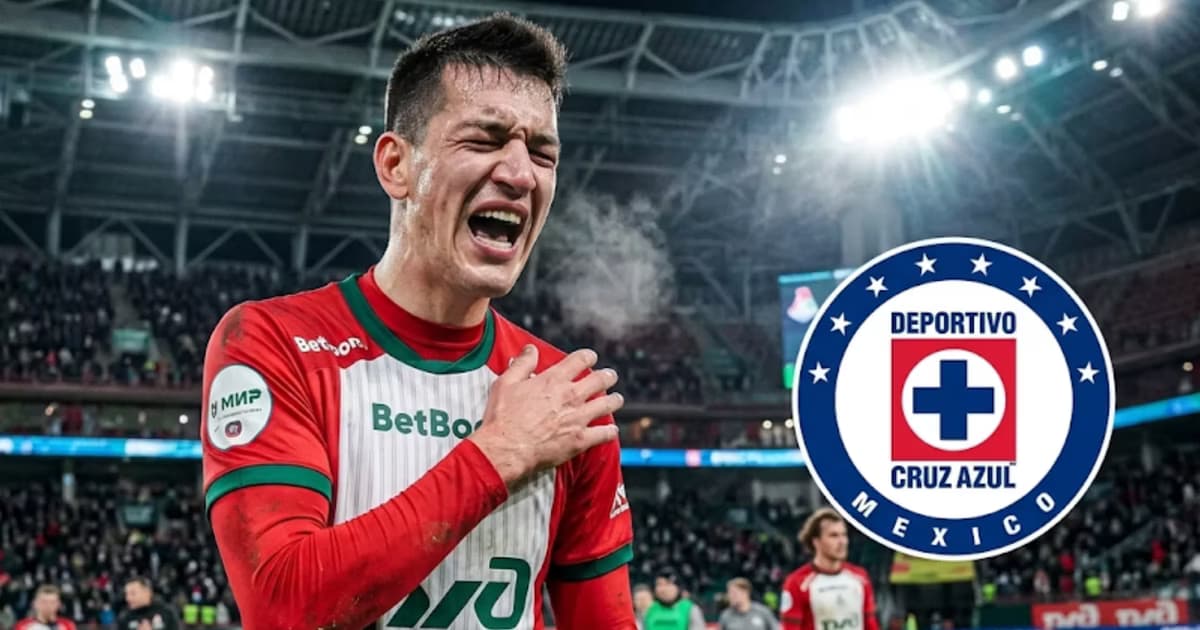 César Montes con la camiseta de Lokomotiv de Moscú tocandosé el hombro junto al escudo de Cruz Azul