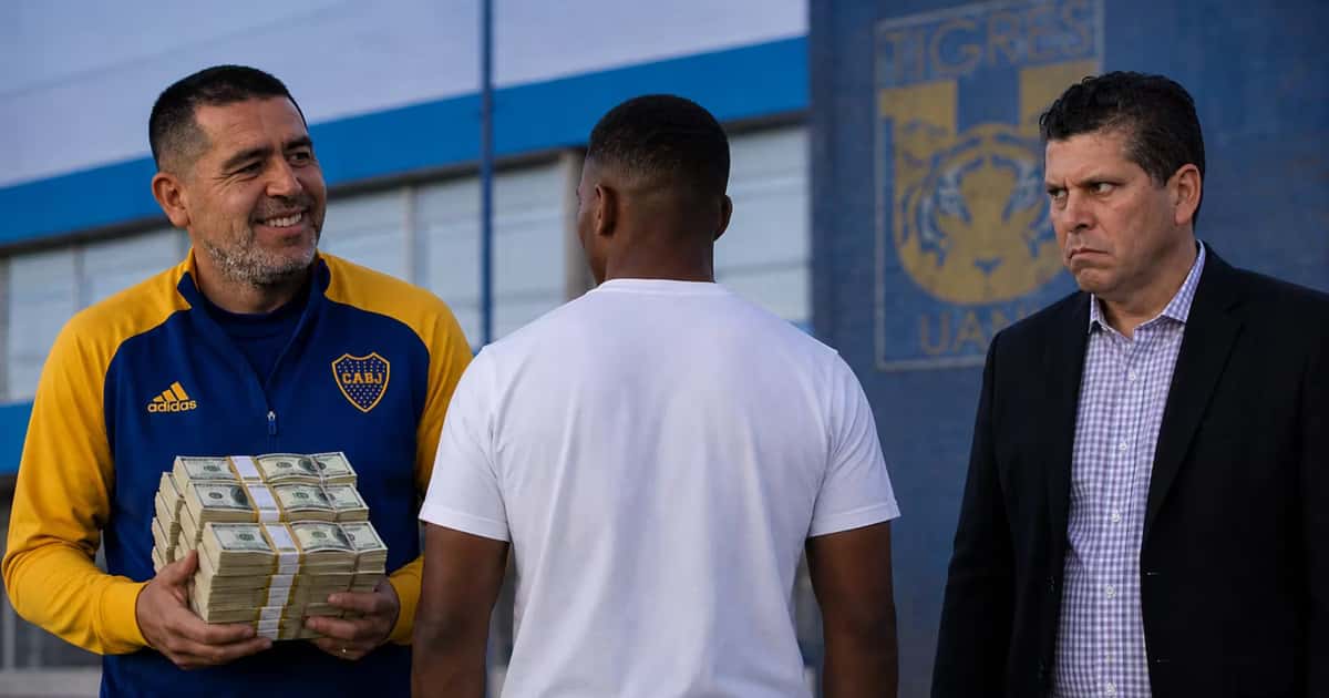 Juan Román Riquelme y Carlos Emilio González a su lado.