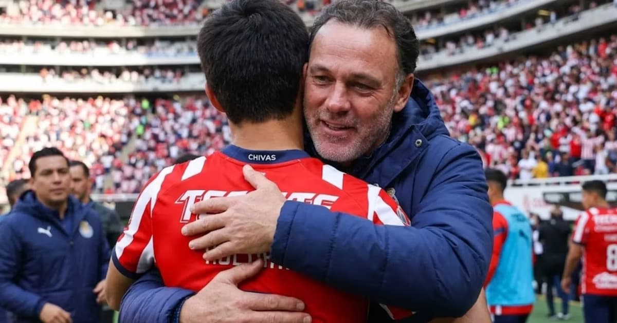 Ilustración digital de Gabriel Milito abrazando a un jugador de Chivas