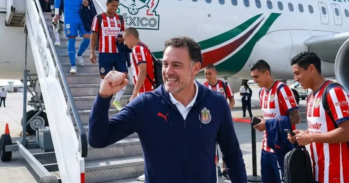 Ilustración digital de Gabriel Milito bajando del avión de la Selección Mexicana