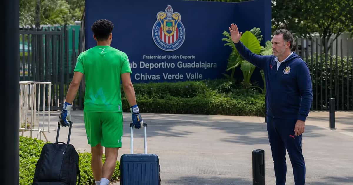 Erick Montiel de espaldas y Gabriel Milito a su lado.