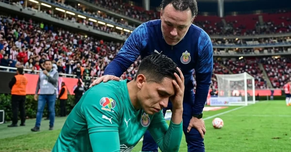 Gabriel Milito consolando a Raul "Tala" Rangel