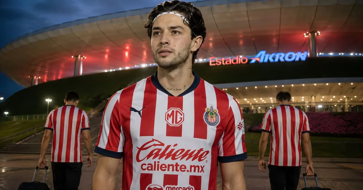 Jordan Carrillo y dos jugadores de Chivas de espaldas.