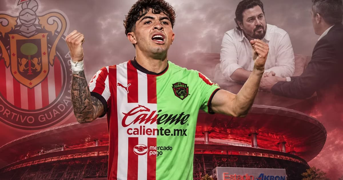 Denzell García con la mitad de la playera de Chivas.
