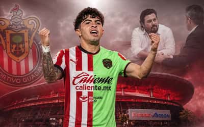 Denzell García con la mitad de la playera de Chivas.