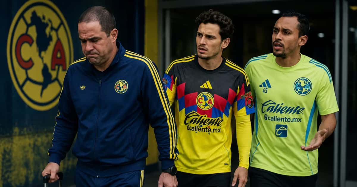 André Jardine junto a Vinicius Lima y Raphael Veiga.