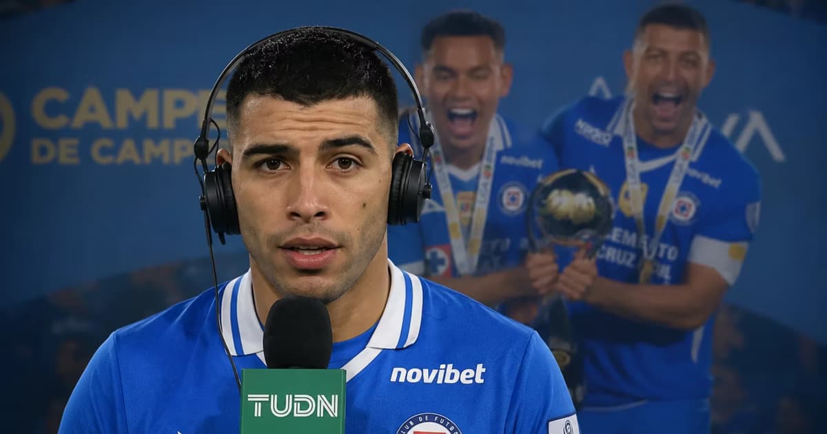El momento en el que Lira alzó el Campeón de Campeones.