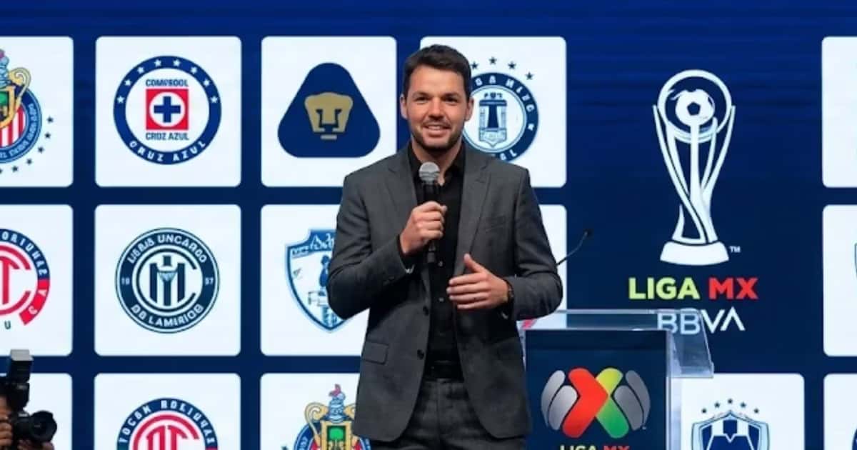 Imagen digital de Nicolás Larcamón en una presentación de la Liga MX
