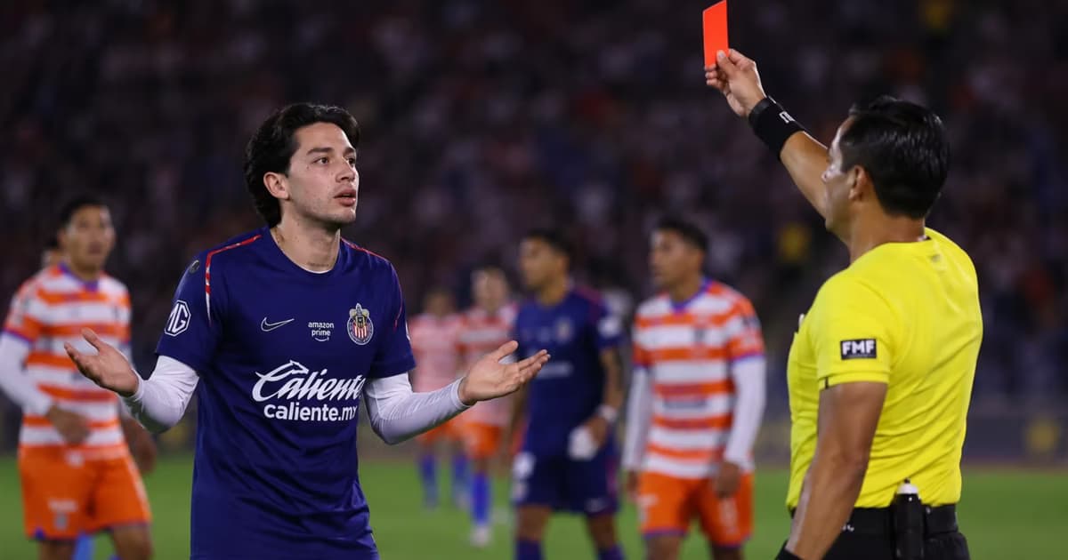 Jordan Carrillo en acción con Chivas.
