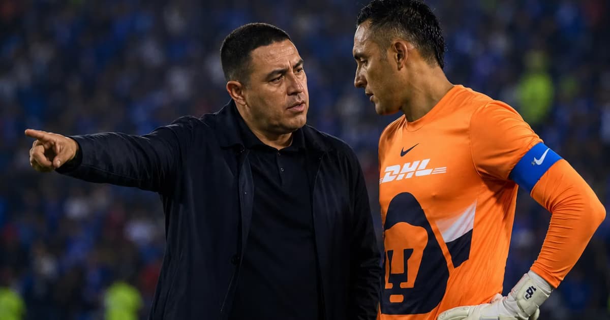 Efraín Juárez pidiéndole a su portero no dar entrevista.