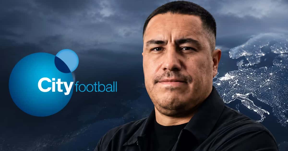 Efraín Juárez posando y a su lado, el logotipo de 'City Football Group'.