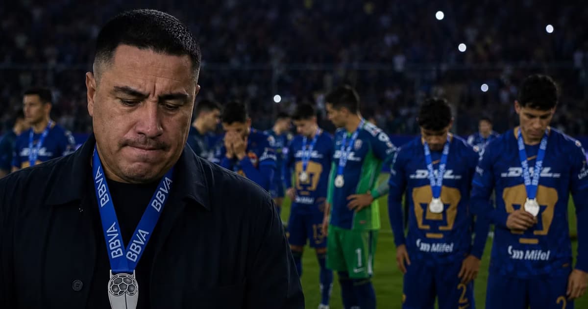 Efraín Juárez posando con la medalla de subcampeón.