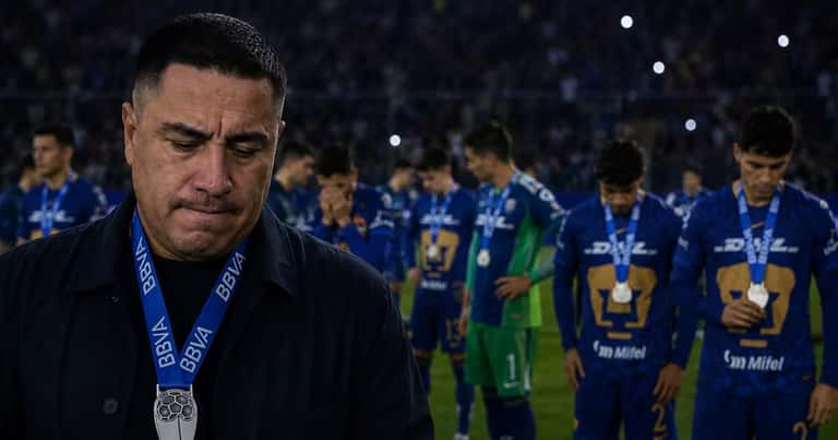 Efraín Juárez y jugadores de Pumas dolidos durante la celebración de Cruz Azul