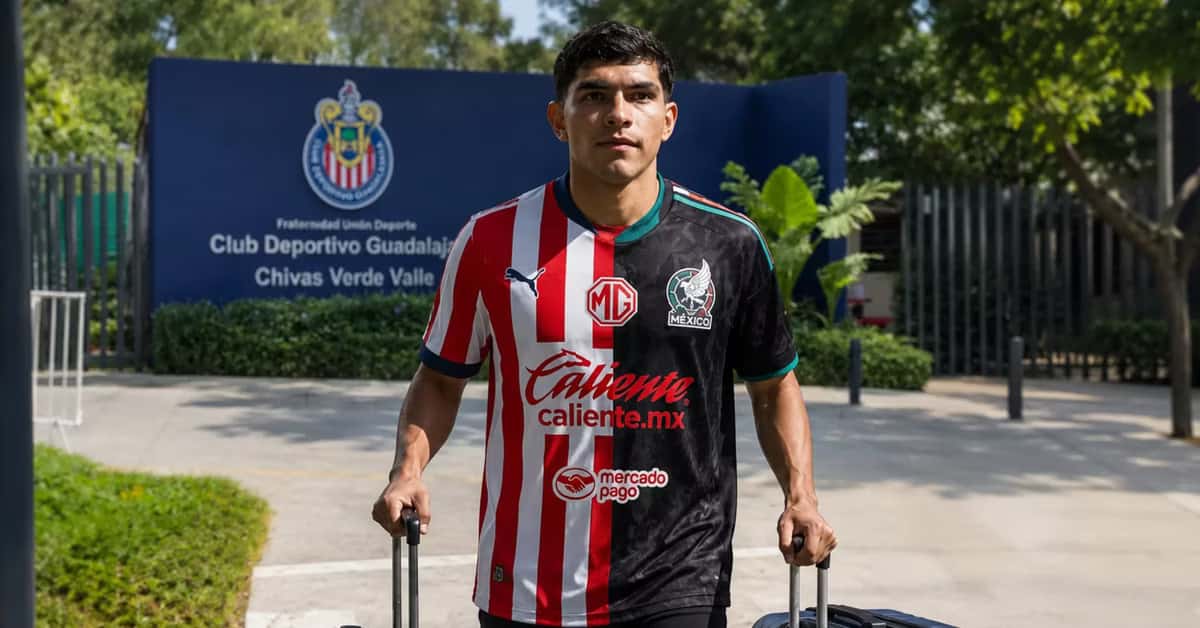 Kevin Castañeda afuera de Verde Valle.
