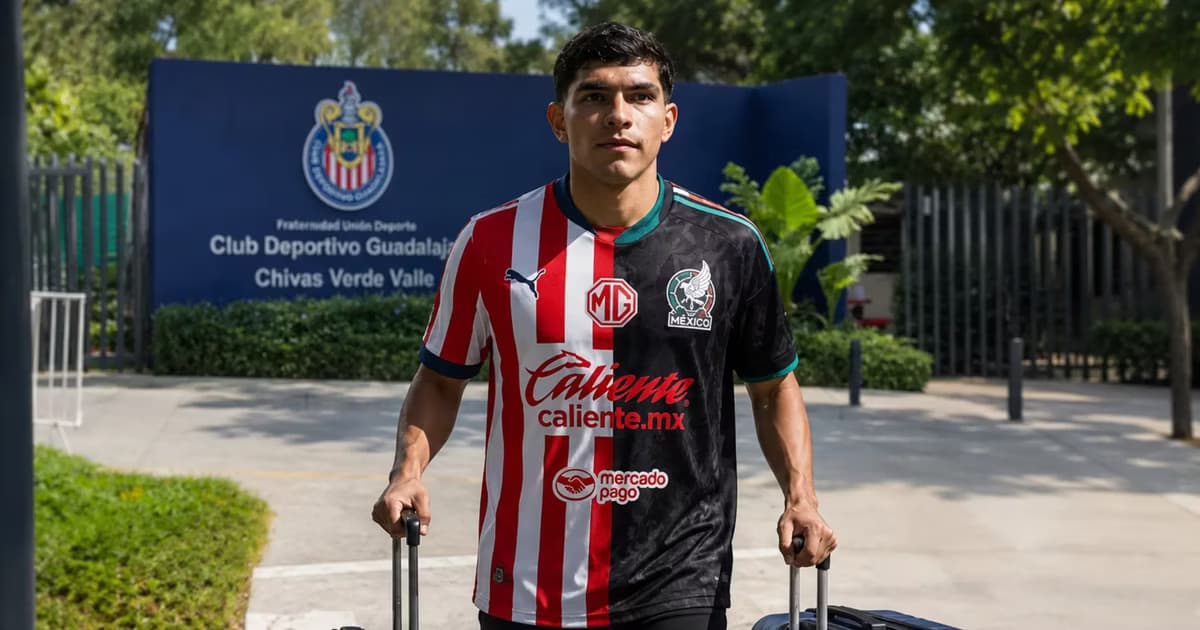 Kevin Castañeda afuera de Verde Valle.