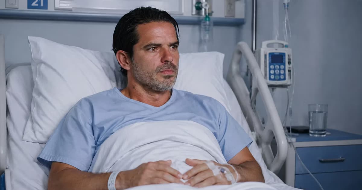 Fernando Gago en cama de hospital.