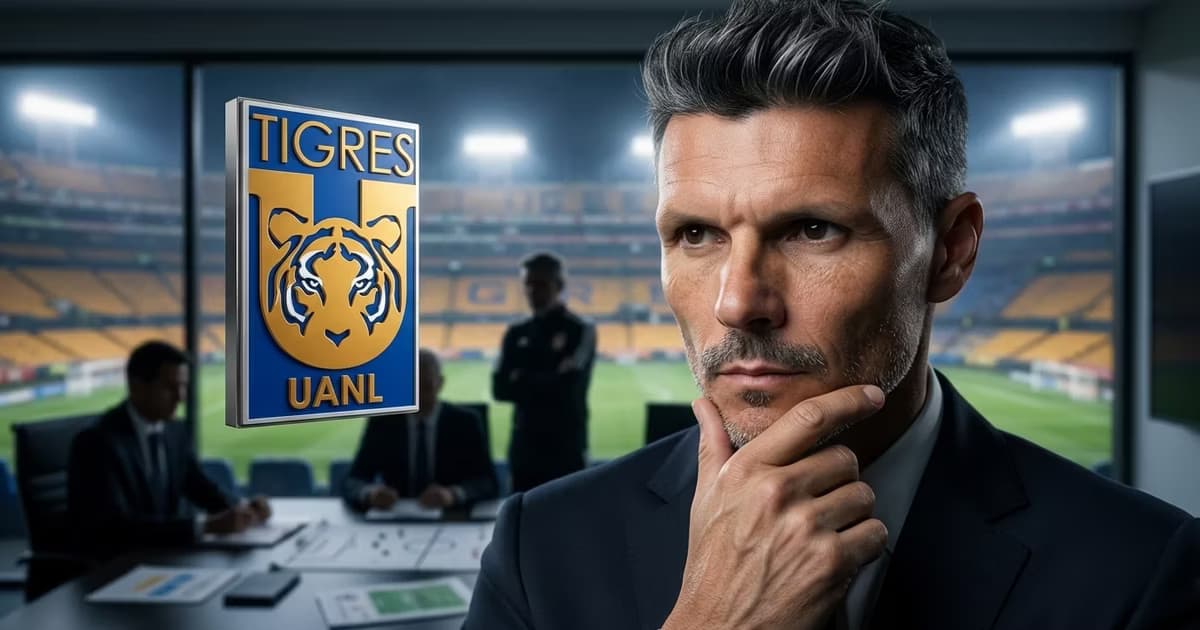 Fernando Ortíz con la mano en el mentón pensando y a su lado el escudo de Tigres