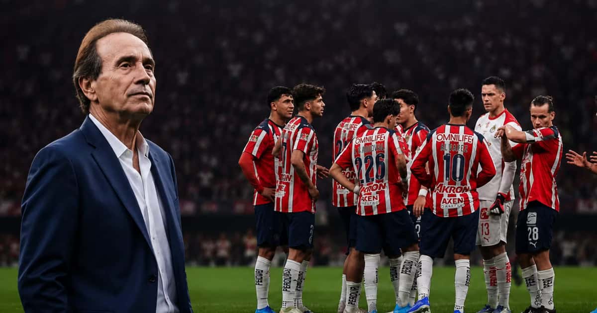 Fernando Quirarte y jugadores de Chivas.