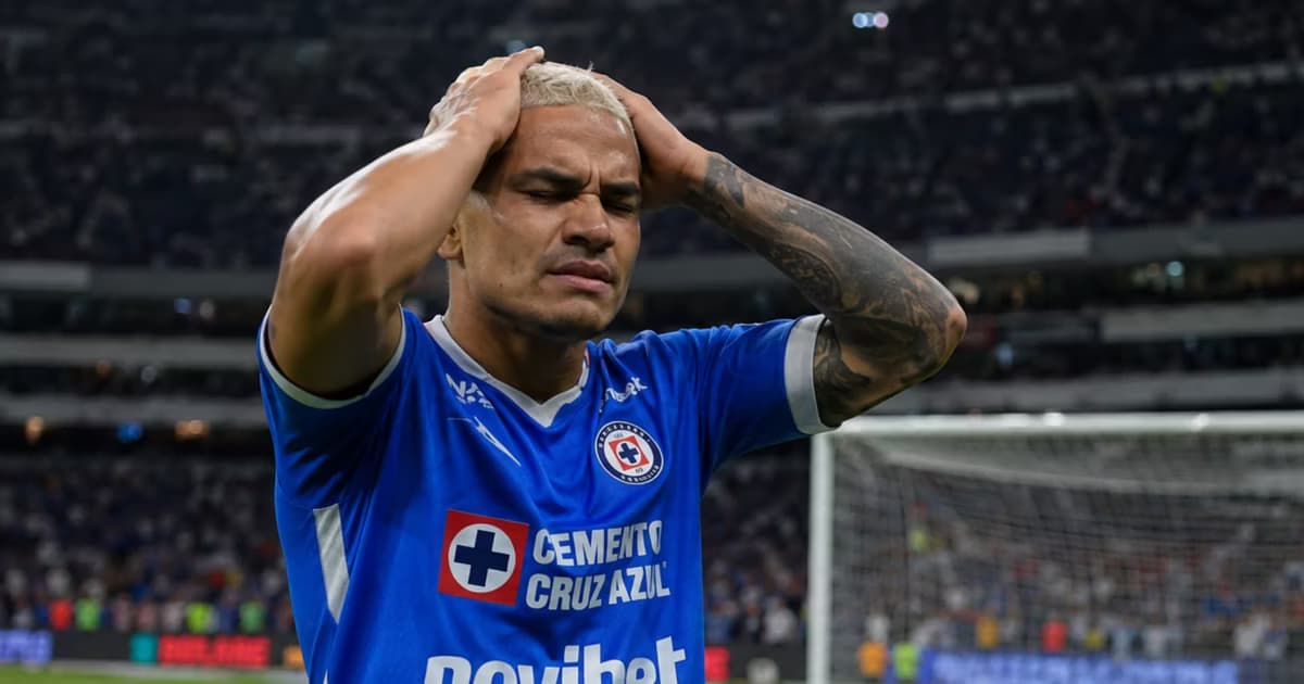Gabriel Fernández lamentándose después de fallar el penal del empate