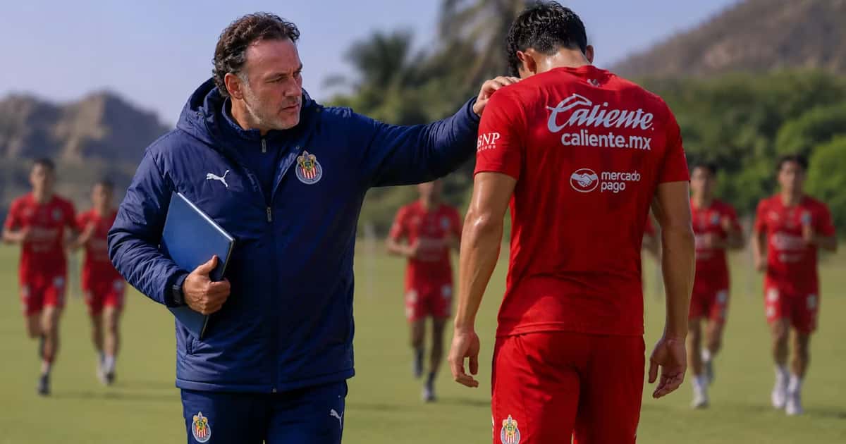 Gabriel Milito excluyendo a un jugador de Chivas.