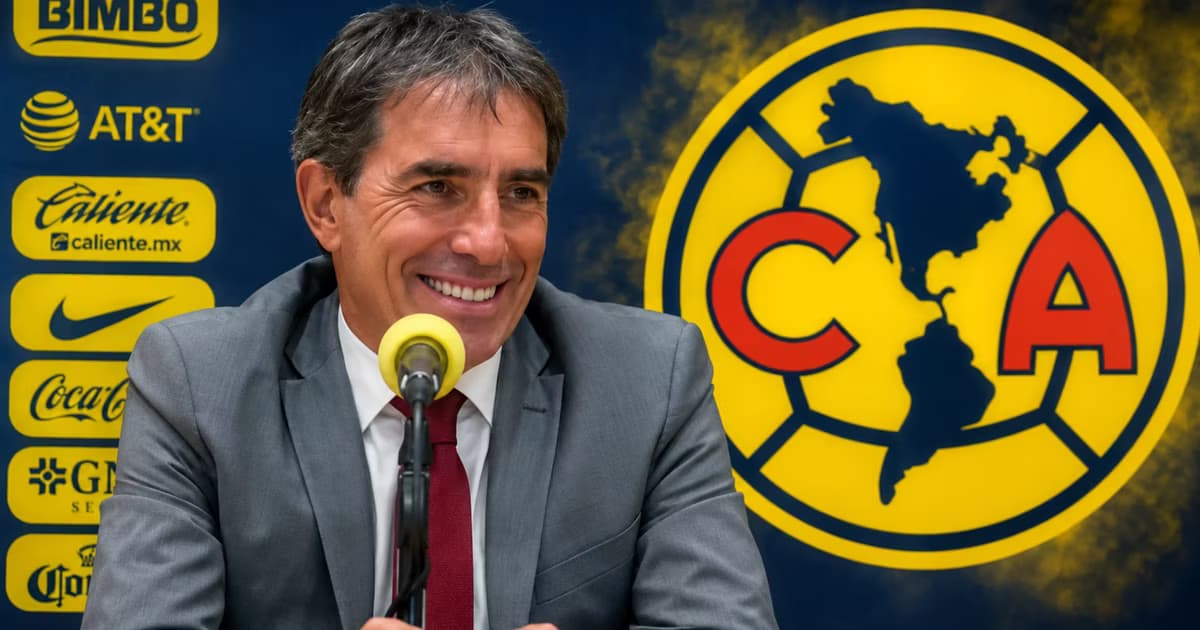 Guillermo Almada contento en rueda de prensa junto al escudo gigante de Club América