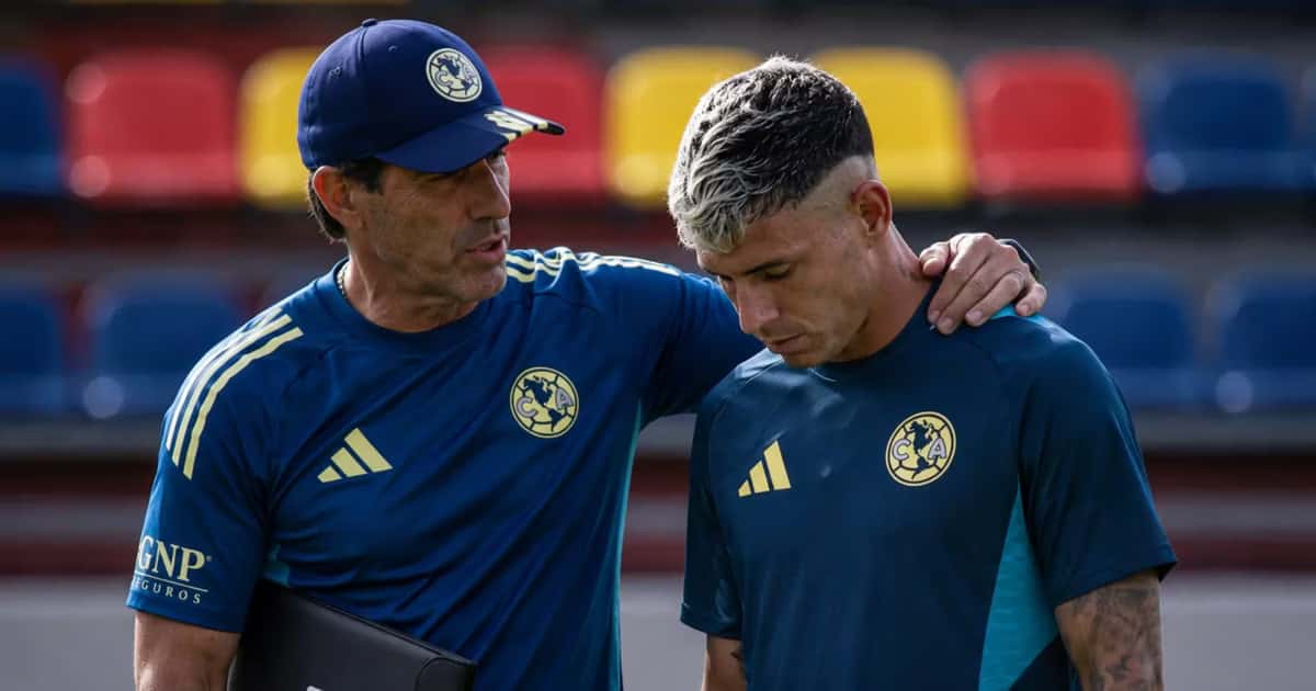 Guillermo Almada charlando con Cristian Calderón.