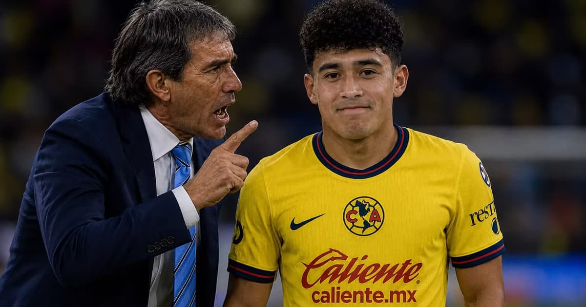 Guillermo Almada reclamó a Isaías Violante y Dagoberto Espinoza antes del gol del América.
