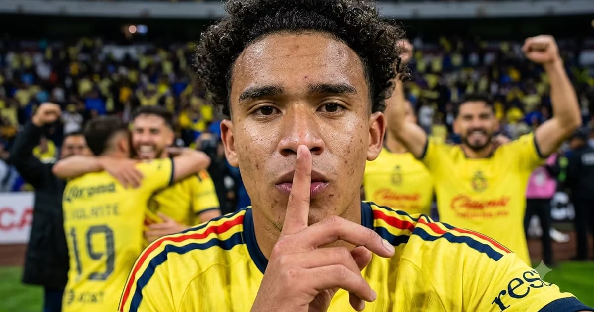 Isaías Violante haciendo un gesto mientras sus compañeros de América festejan detrás-