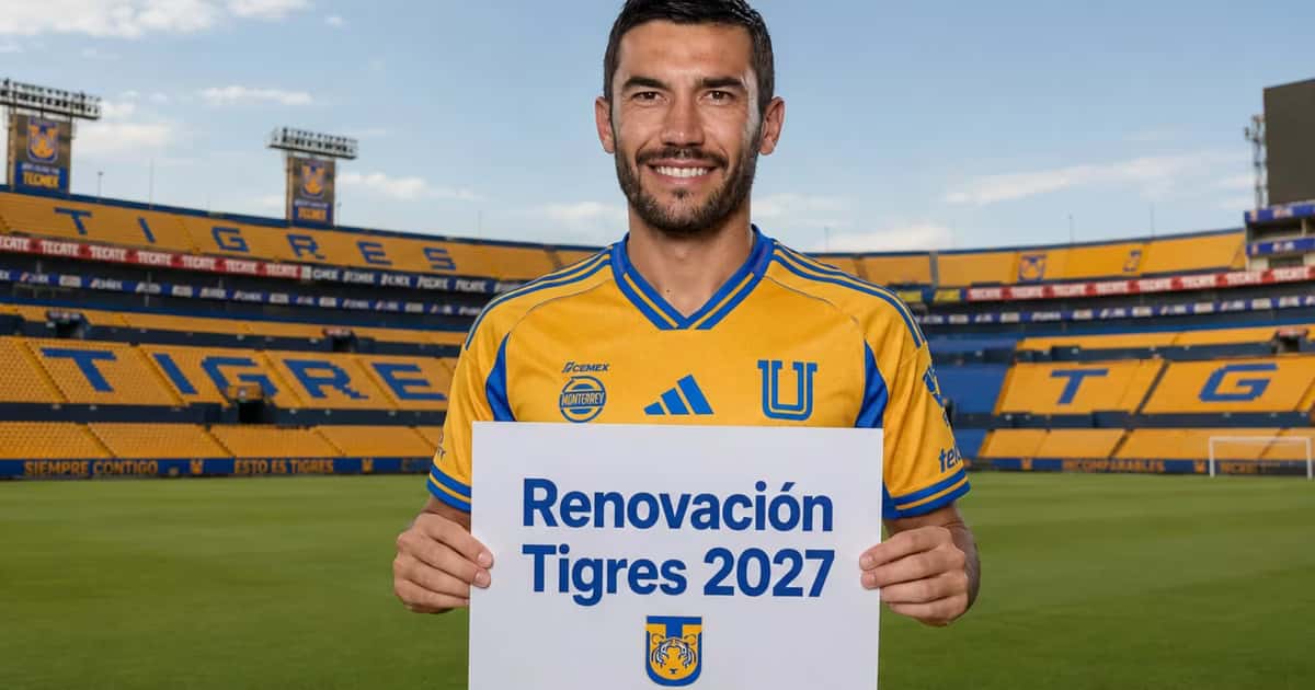 Juan Pablo Vigón sosteniendo un cartel de renovación.