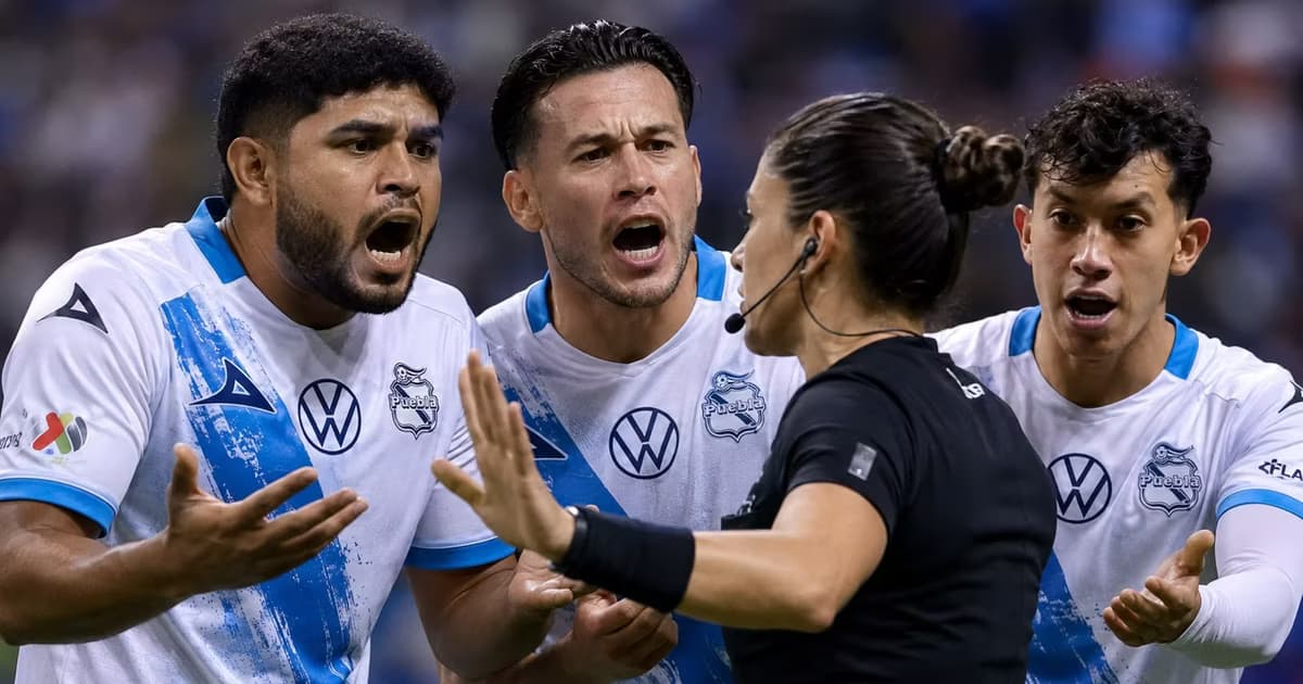 Jugadores de Puebla reclamaron la tarjeta amarilla mostrada a Luka Romero.