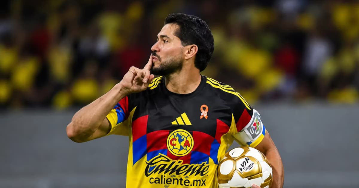 Henry Martín ingresó en el segundo tiempo del encuentro ante Pumas.