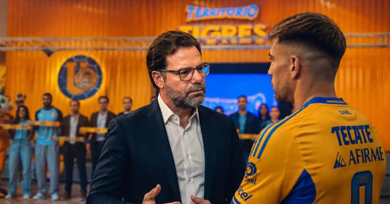 Mauricio Doehner apareció charlando con Fernando Gorriarán y otro jugador de Tigres en la inauguración de 'Territorio Tigres'